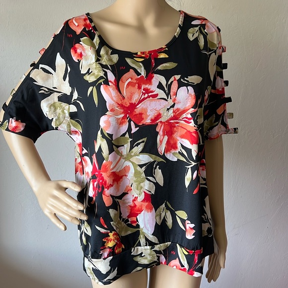 Black floral cut out sleeve top. Size large - Picture 3 of 11